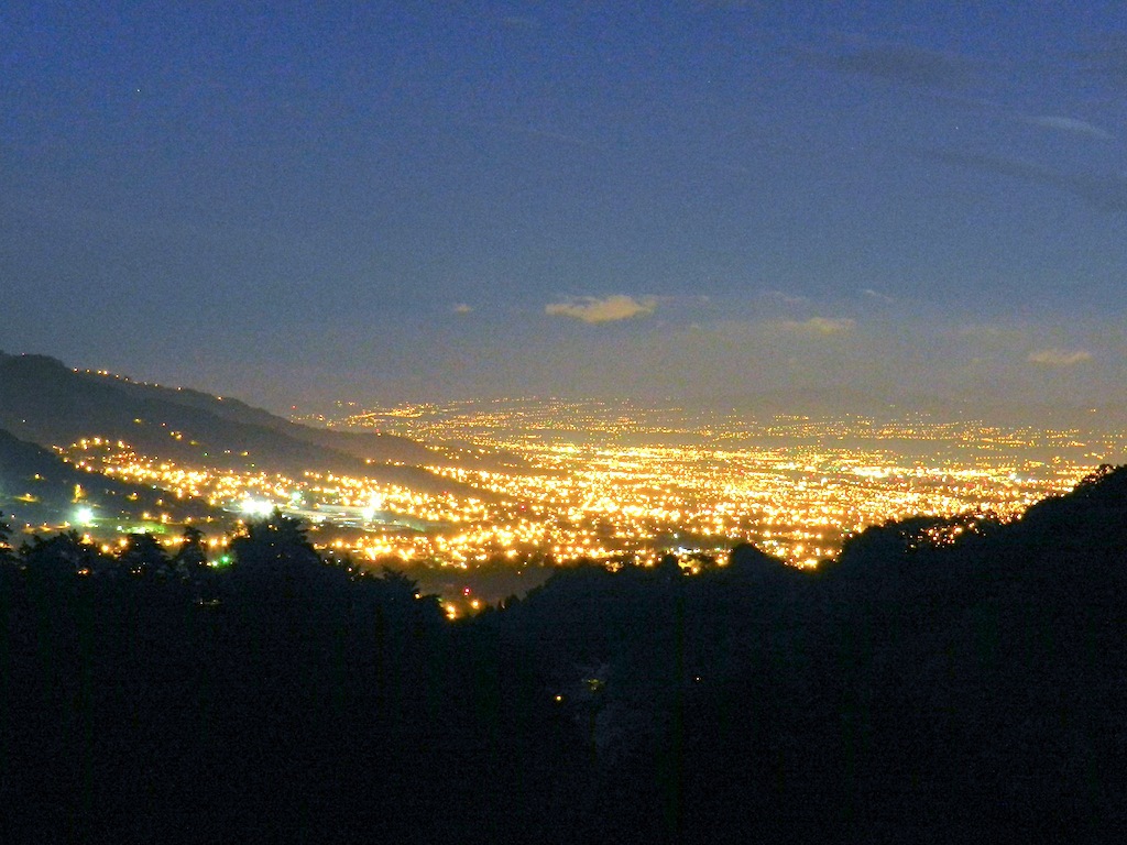 Vista titilante de San José de noche