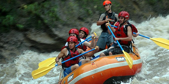 Rafting de aguas bravas sobre el Río Toro