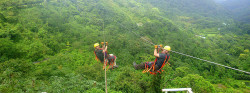 Guías gemelos mostrando cómo se hace el canopy de tirolesa