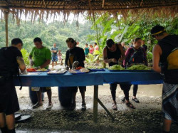  El almuerzo tipo bufet en el puerto siendo preparado rápidamente y servido  por los capitanes de cada balsa