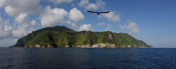  Después de aproximadamente 34 horas de navegación desde Puntarenas Costa  Rica, la hermosa Isla del Coco se levanta lentamente en el horizonte