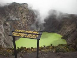 Una vista hacia adentro del cráter principal en el frío Volcán Irazú