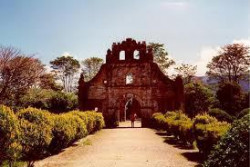  Las Ruinas de Ujarrás, la primer iglesia de Costa Rica construida  aproximadamente en el año 1580
