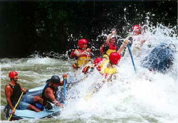 Guarde la balsa, pase la noche en la litera, salga a hacer rafting