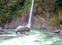 Espectacular catarata justo antes de uno de los rápidos de clase IV