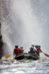 Disfrutando al máximo bajo unas cálidas cataratas